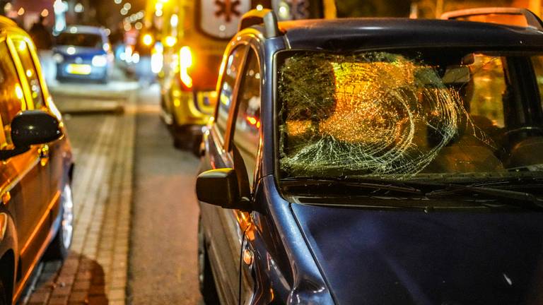 Twee vrouwen op fiets geschept door auto, een vrouw zwaargewond