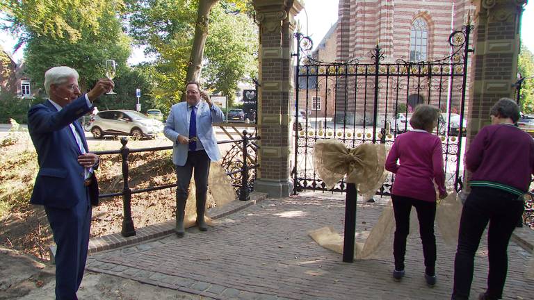 Onthulling van de monumentale poort (foto: Omroep Brabant).