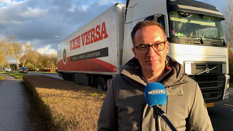 Bas van de Camp is de overlast van vrachtwagens helemaal beu. (foto: Dtv Nieuws)