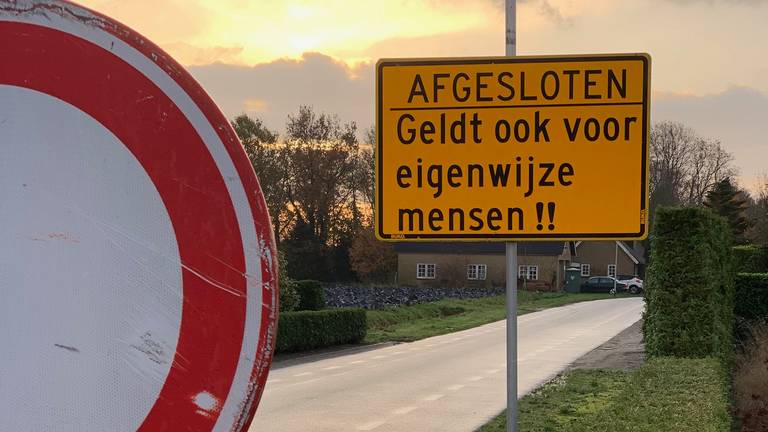 De weg naar Hoeven is ook voor eigenwijze mensen afgesloten (foto: Robert te Veele).