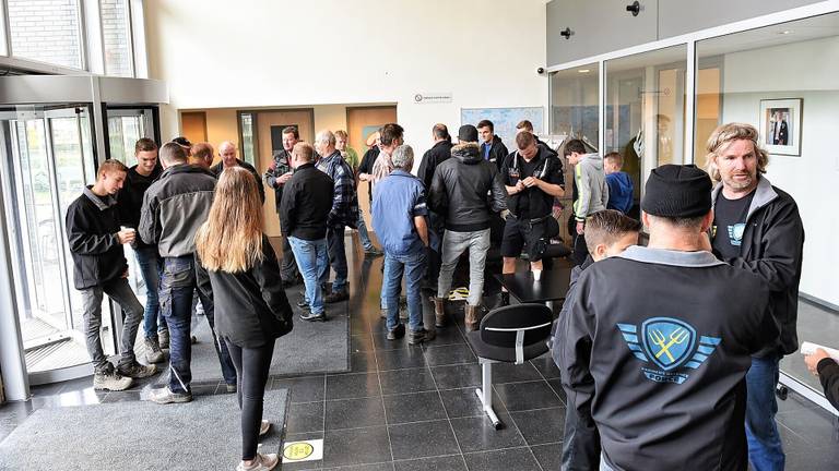 Boeren doen aangifte op het politiebureau in Tilburg