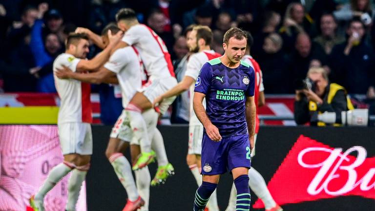 Mario Götze druipt af, in de achtergrond feestvierende Ajax-spelers (Foto: ANP)