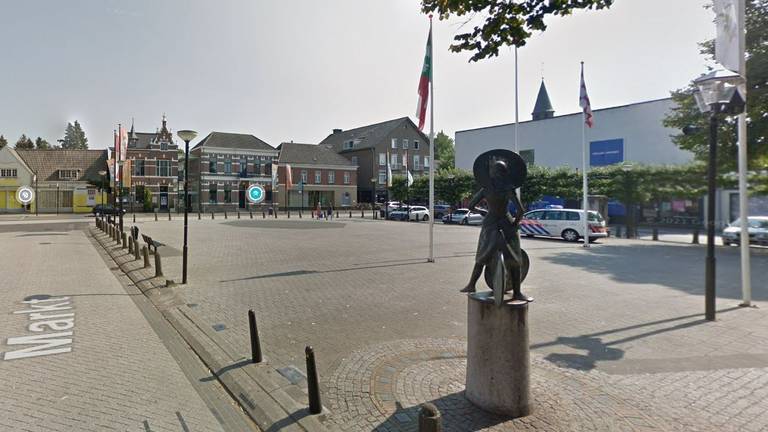 Het standbeeld van het corsomeisje in Zundert in betere tijden (foto: Google Streetview).