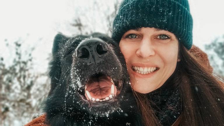 Hondentrainster Marloes van der Velden geeft wintertips aan hondenbezitters. 
