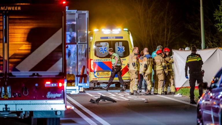 Vanwege het ernstige ongeluk op de Midden-Brabantweg werden diverse hulpdiensten opgeroepen (foto: Jack Brekelmans/SQ Vision).