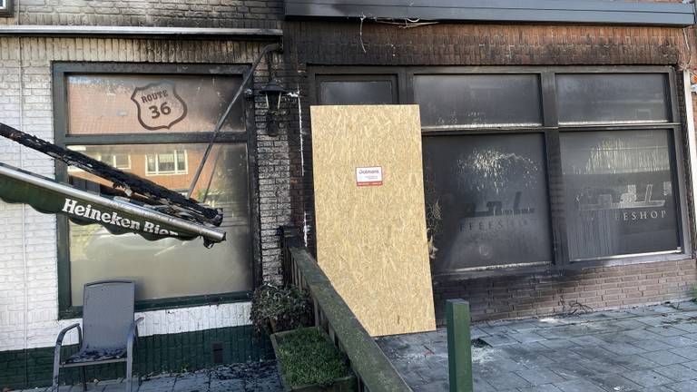 Felle brand na explosie bij coffeeshop, ook schade bij naastgelegen café