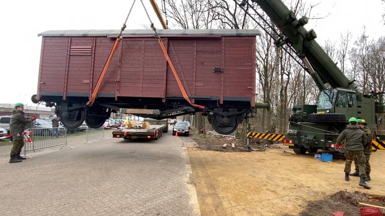 De mannen van Noureddine zetten historische treinwagons op hun plek bij Kamp Vught