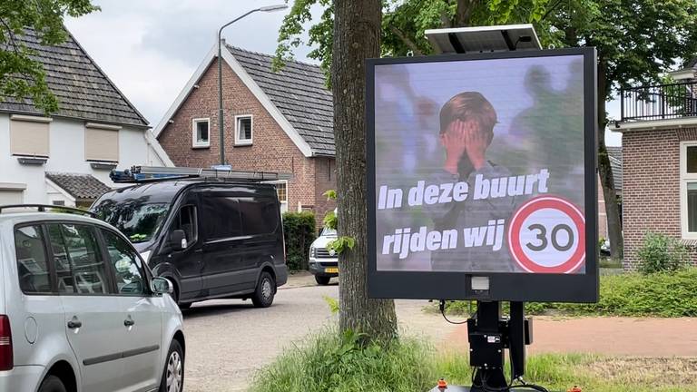 Dit bord moet automobilisten motiveren zich aan de snelheid te houden (foto: Megan Hanegraaf).