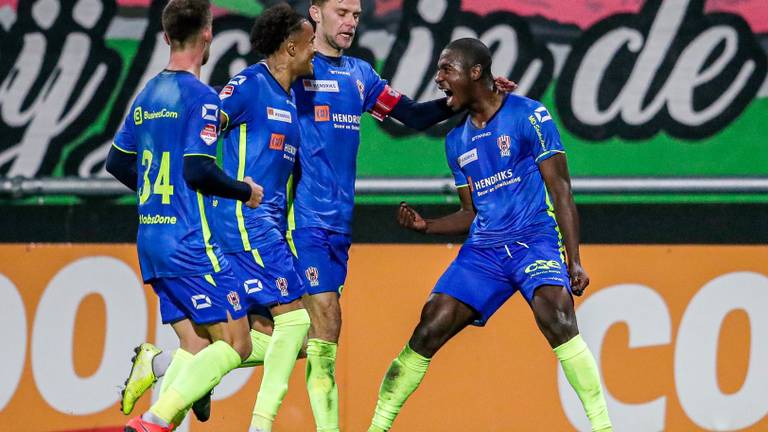 Kyvon Leidsman (rechts) viert zijn doelpunt met teamgenoten (foto: Orange Pictures). 