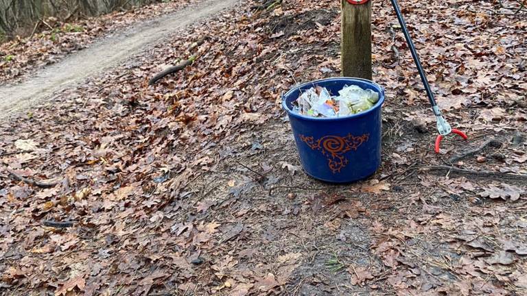 Efteling-medewerkers helpen een handje in de natuur.