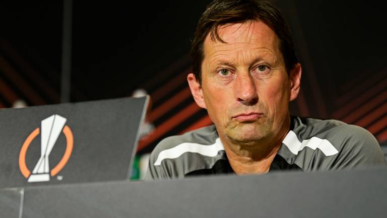 Roger Schmidt bij de persconferentie in aanloop naar AS Monaco (Foto: ANP)