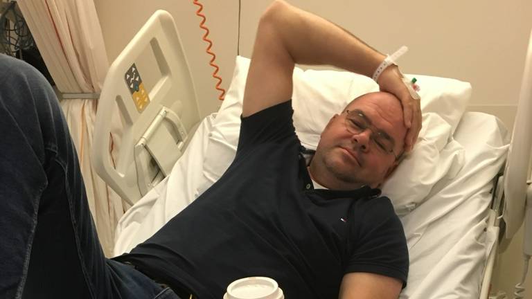 Toen Coen opnieuw in het ziekenhuis lag na een hartaanval (privéfoto).
