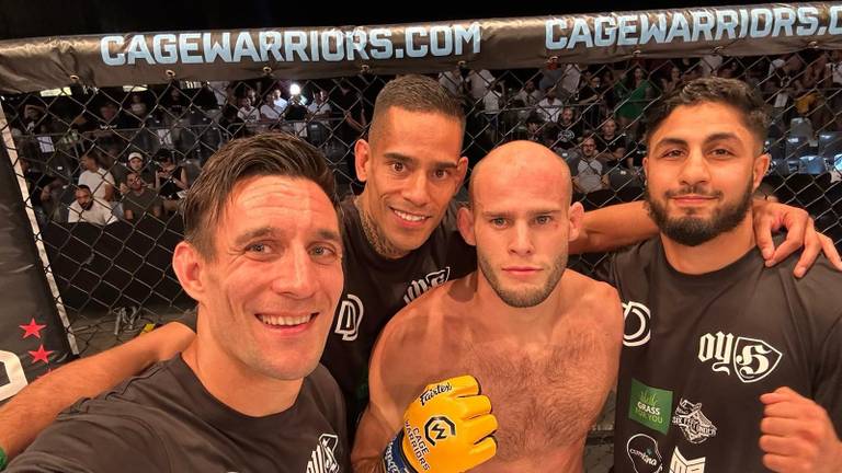 MMA-vechter Daan Duijs en zijn team. Links staat trainer Duane van Helvoirt.