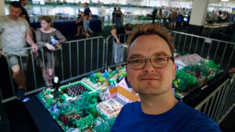 Paul met zijn Land van Ooit van Lego op de achtergrond (foto: Paul Toxopeus).