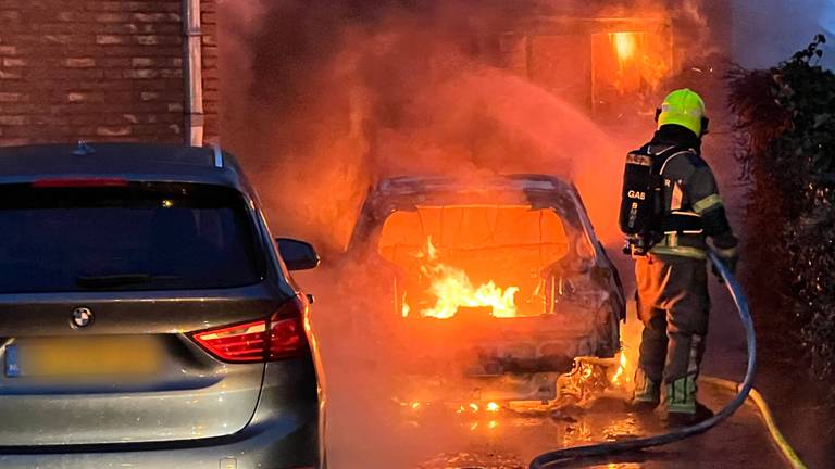 Elektrische auto verwoest door brand, garage en carport huis in vlammen op