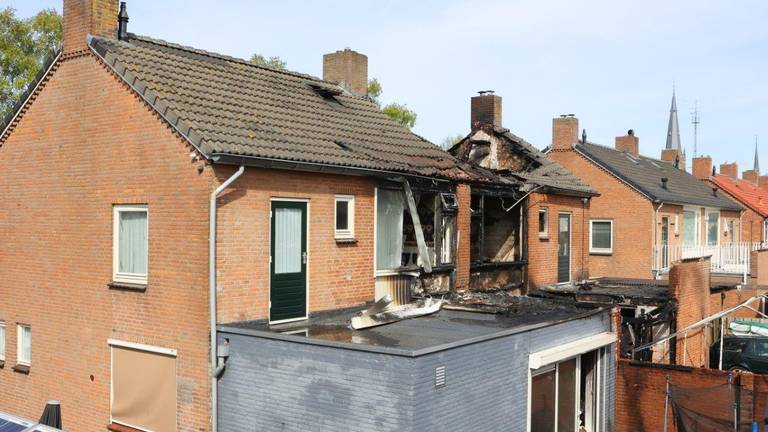 Het vuur was aan de achterzijde van het huis begonnen (foto: Bart Meesters/SQ Vision Mediaprodukties).