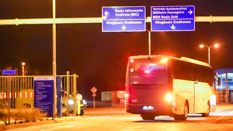 Bus met Nederlandse passagiers uit Wuhan bij vliegbasis Eindhoven (foto: Dave Hendriks / SQ Vision Mediaprodukties)