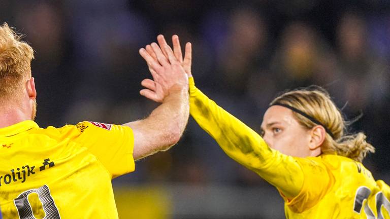 Elías Már Ómarsson (rechts) scoorde tegen Almere City (foto: Orange Pictures).