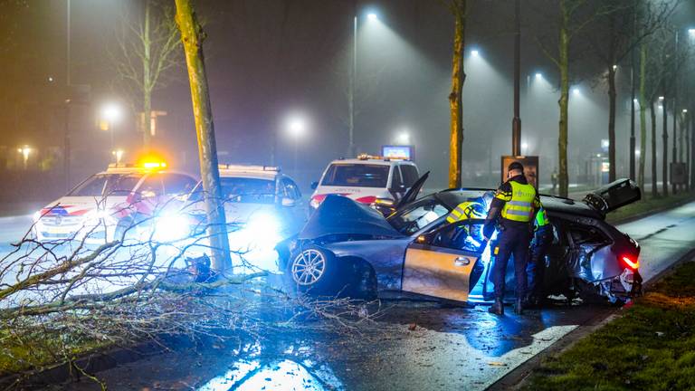 BMW crasht na politieachtervolging, bestuurder zwaargewond