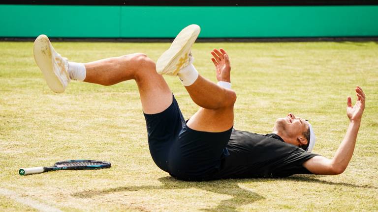 Van Rijthoven valt neer na het winnen van het Libéma Open (foto: OrangePictures)