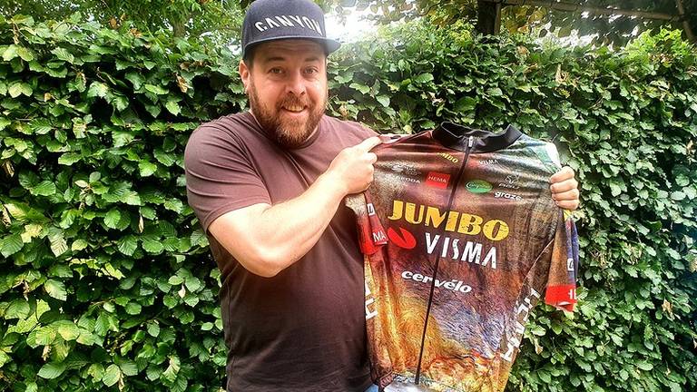 Dirk met zijn ontworpen shirt voor Team Jumbo-Visma (Foto: Heeze-Leende 24)