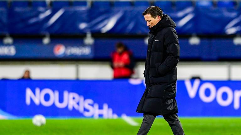 PSV-trainer Roger Schmidt loopt teleurgesteld van het veld (Foto: ANP)