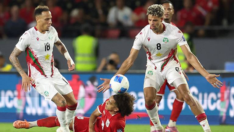 Suriname-middenvelders Tjaronn Chery en Justin Lonwijk (rechts) tegen Panama (Foto: Aris Martinez / AFP).