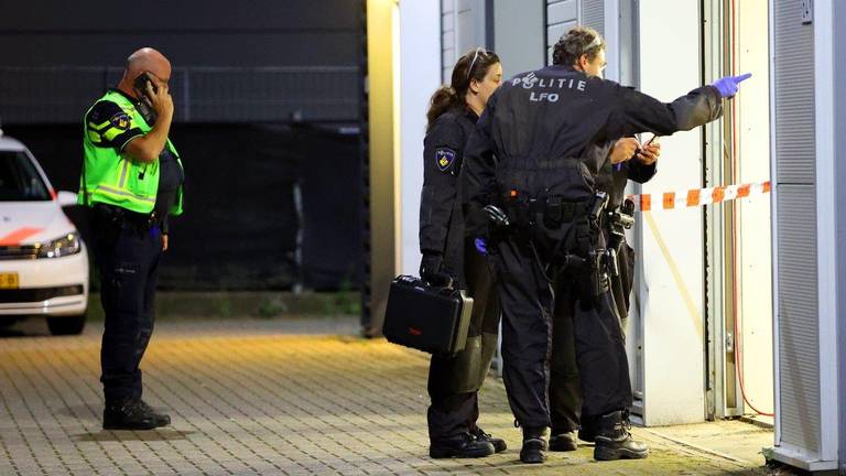 Specialisten van de politie doen in Rosmalen onderzoek in het ontdekte drugslab (foto: Bart Meesters / SQ Vision).