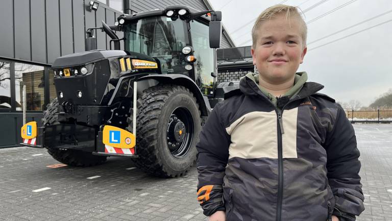 Mathijs is 1,26 meter lang en haalde zijn tractorrijbewijs: 'Heel trots'