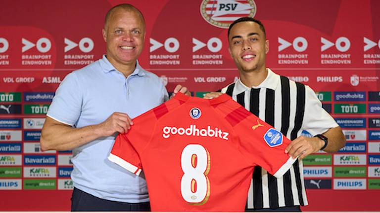 Earnest Stewart (links) met de nieuwe aanwinst van PSV Sergiño Dest (foto: PSV.nl).