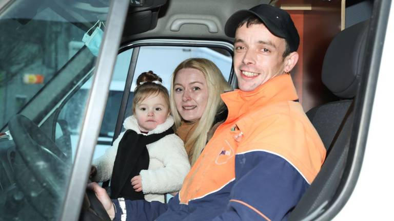 Postbezorger Pierre met zijn vrouw en kind (foto: Yvonne Jacobs Fotografie). 