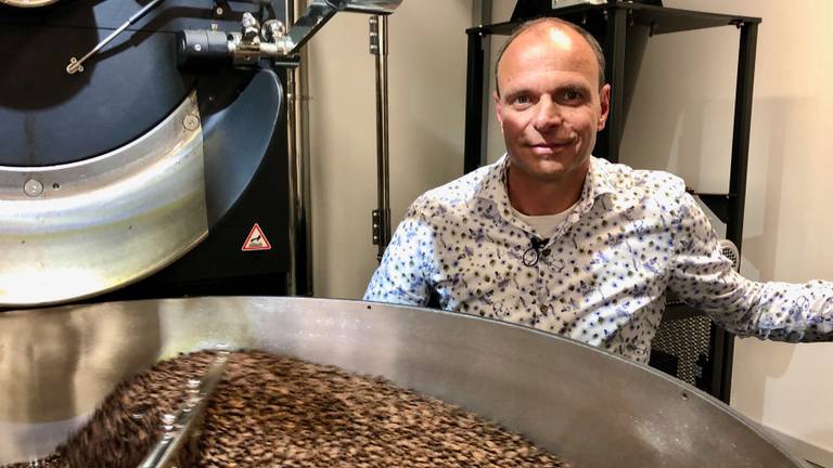 Rob Jansens bij de koffiebranderij in Roosendaal (Foto: Erik Peeters).