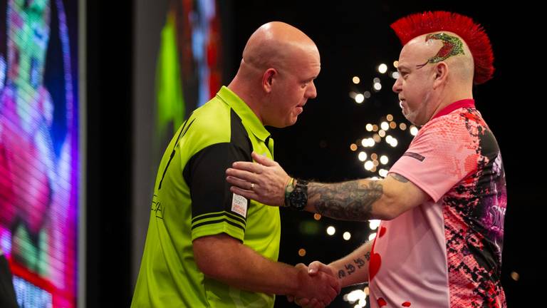 Michael van Gerwen wordt gefeliciteerd door Peter Wright (foto: Taylor Lanning/PDC).