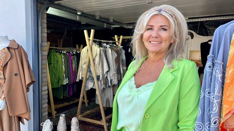 Joyca van Steen in haar garageboetiek in Sint Willebrord (foto: Erik Peeters).