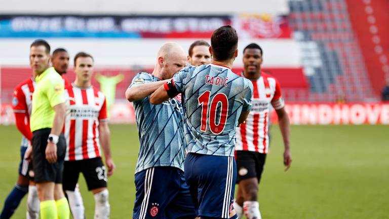 Aanvoerders Dumfries en Tadic kregen  het tijdens het duel PSV-Ajax aan de stok met elkaar (foto:  ANP/Maurice van Steen).