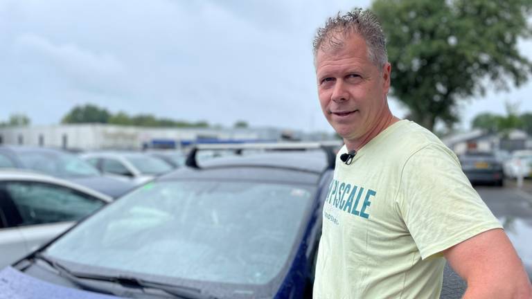 De auto van Ronny van Loon uit Oss is zwaar beschadigd door een hagelbui (foto: Jos Verkuijlen).