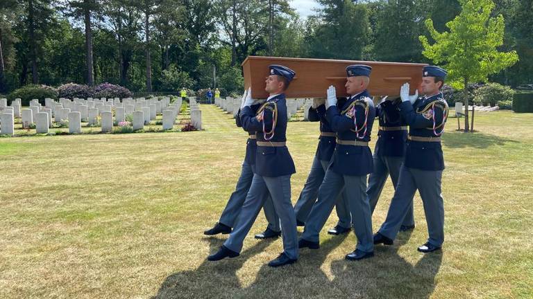 Bemanning neergestorte bommenwerper heeft na 80 jaar een laatste rustplaats