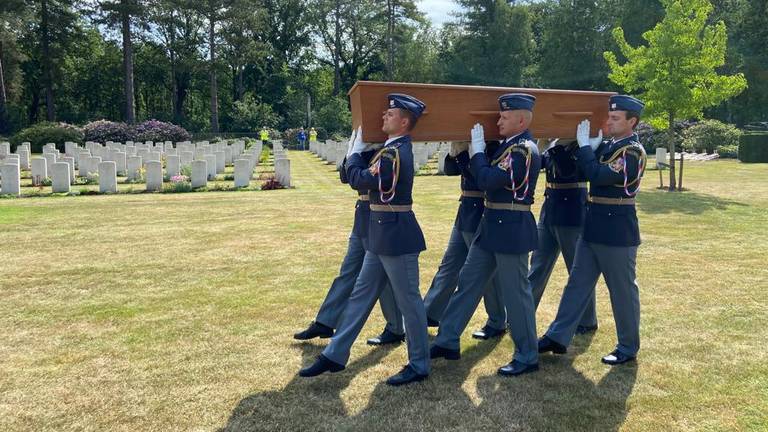 De kist met daarin de stoffelijke resten van de vijf militairen (foto: Erik Peeters).