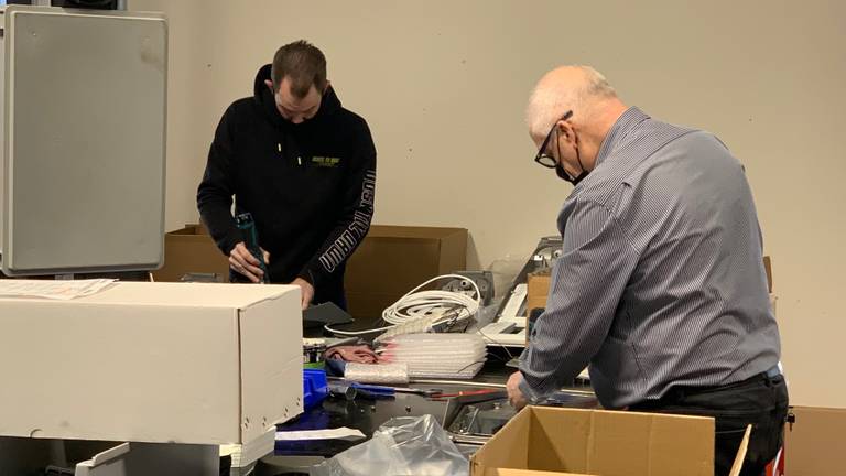 Horecamannen Thomas en Hans nu aan het werk in een fabriek (foto: Jessica Ranselaar).