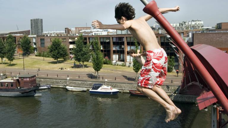 Van een brug het water inspringen kan een boete van 150 euro opleveren (archieffoto: ANP)