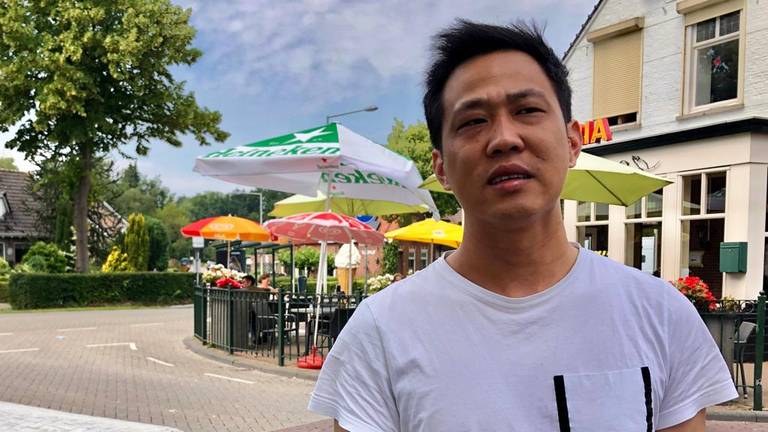 Iwan Zhao van cafetaria Vogelenzang zegt dat hij vals wordt beschuldigd (foto: Erik Peeters).