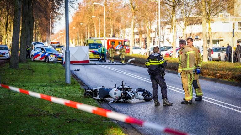 De politiewagen en de motor die bij het ongeluk betrokken waren (foto: SQ Vision).