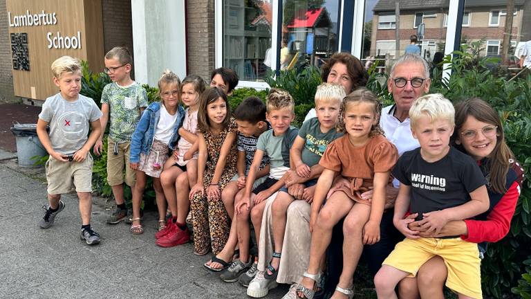Opa Frans Waalen (69) en oma Maria (66) met hun twaalf kleinkinderen (foto: Jan Peels)