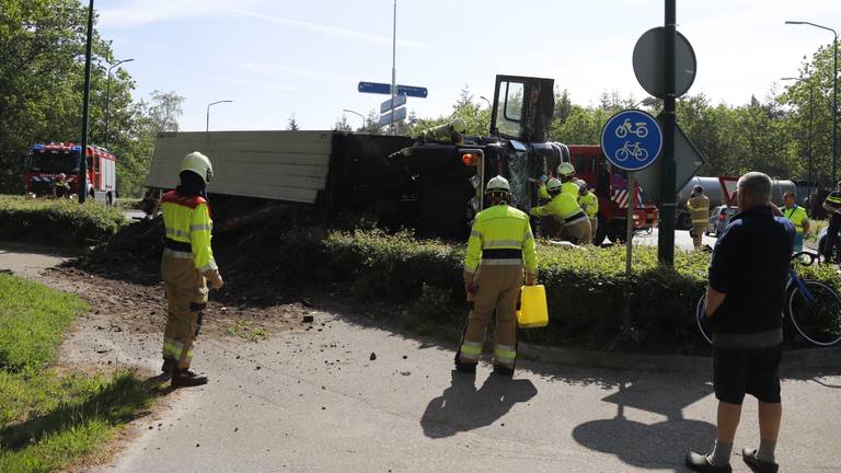 De vrachtwagen kantelde op een rotonde van de N264. (Foto: SK-Media) 