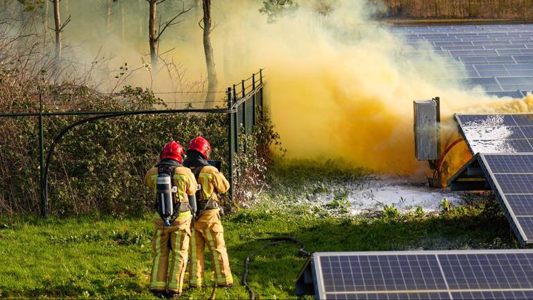 Knalgele rook na brand op zonnepark, zo komt dat 