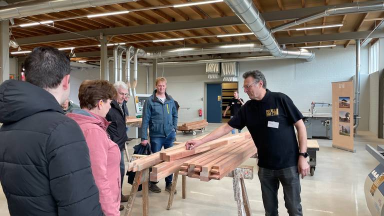 Bezoekers krijgen uitleg in de werkplaats van bouwbedrijf Borrenbergs.