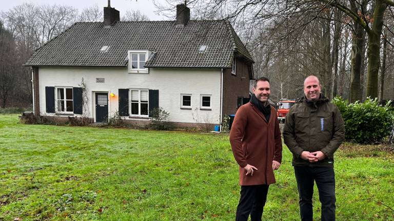 Wethouder Rik Thijs en Jasper Kuperus, teamleider Bezoeken en Beleven van Natuurmonumenten met op de achtergrond de tuinmanswoning (foto: Rogier van Son)