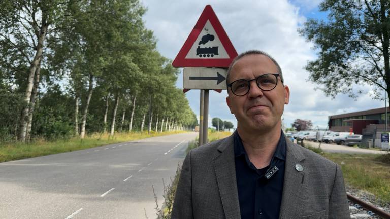 Wethouder Clèmens Piena (Oosterhout) op bedrijventerrein Weststad, waar al rails liggen voor goederentreinen