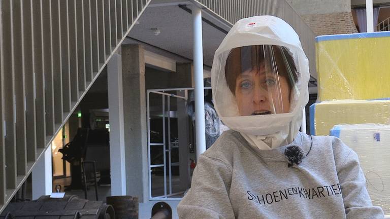 Inge loopt in een 'astronauten-outfit' omdat ze allergisch is voor geuren