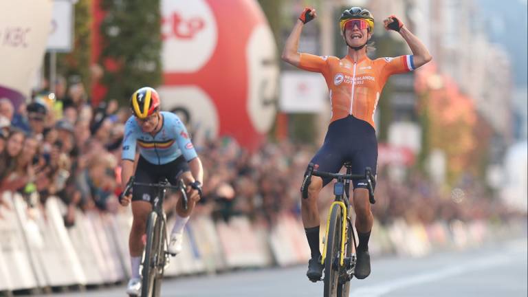 De onverslijtbare Marianne Vos klopt Lotte Kopecky in de sprint (foto: ANP).